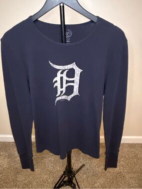 Women’s Long Sleeve Crew Tee with Metallic 'D' Detroit Graphic - Navy